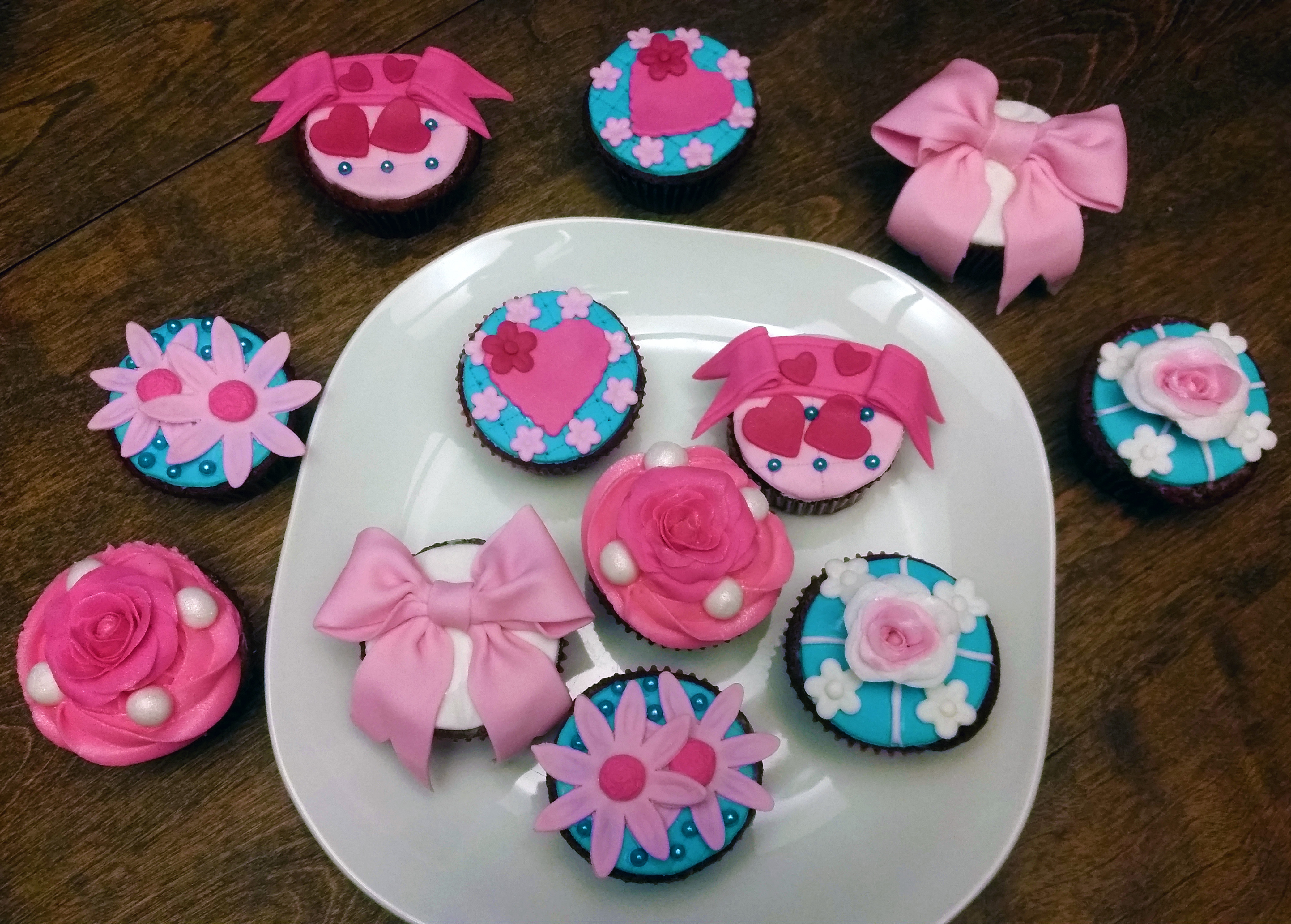 Fondant Valentine Cupcakes Top The Enchanted Whisk